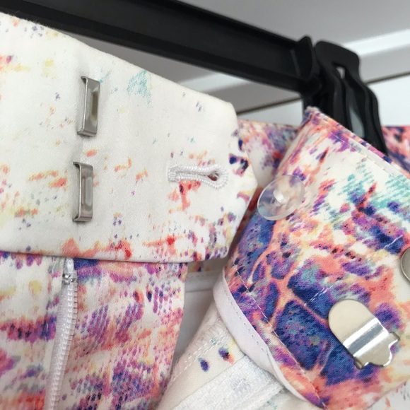 EUC Calvin Klein Multicolored Snake Print Shorts 4 - Picture 3 of 8